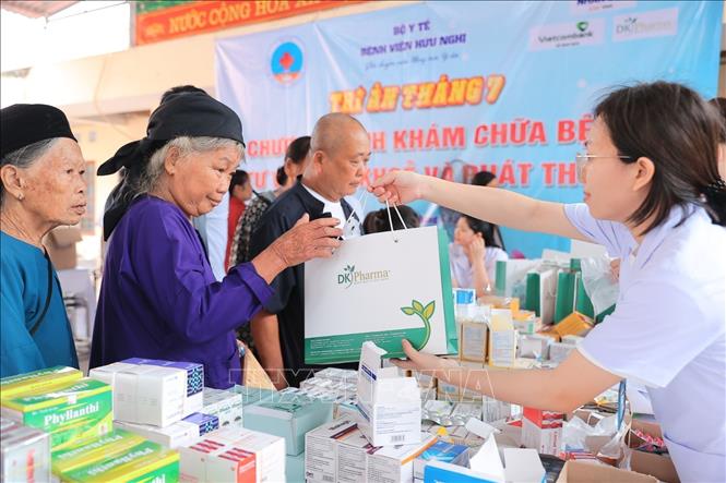 Sau khi khám, người dân được tư vấn và phát thuốc miễn phí. Ảnh: Minh Quyết - TTXVN
