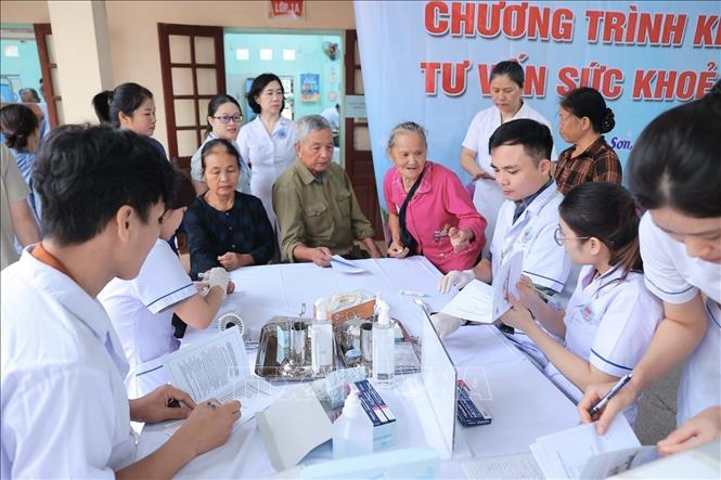 Khu vực kiểm tra đường huyết cho người đến khám. Ảnh: Minh Quyết - TTXVN