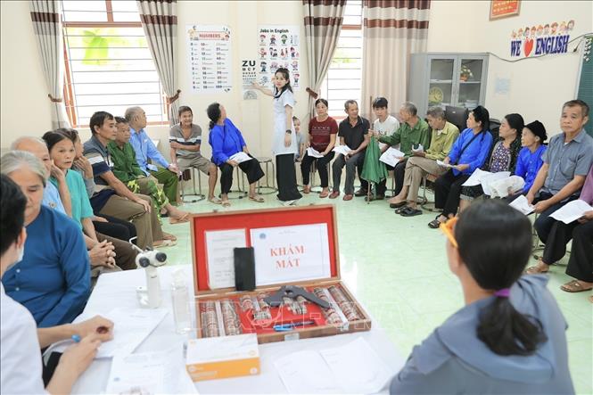 Chương trình gồm khám Nội khoa, khám Tai mũi họng, Mắt, Răng hàm mặt, siêu âm ổ bụng tổng quát, điện tim, phát thuốc, xét nghiệm đường máu mao mạch và tư vấn về sức khỏe cho người dân. Ảnh: Minh Quyết - TTXVN