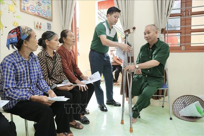 Khám bệnh miễn phí cho các gia đình chính sách tại xã Hoàng Văn Thụ. Ảnh: Minh Quyết - TTXVN