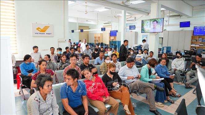 Người dân từng bước hình thành thói quen tiếp cận các nền tảng số trong giải quyết thủ tục hành chính. Ảnh: Minh Phú – TTXVN