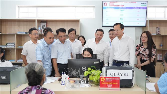 Lãnh đạo tỉnh Tây Ninh khảo sát việc vận hành các nền tảng số tại Trung tâm Phục vụ hành chính công phường Long Hoa, nâng cao chất lượng phục vụ người dân và doanh nghiệp. Ảnh: Minh Phú – TTXVN