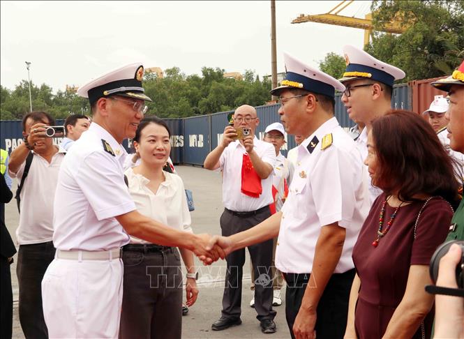 Đại tá Phạm Tiến Dũng (phải), Phó Tham mưu trưởng Vùng 2 Hải quân Việt Nam và Đại tá Lưu Chiếm Phong (trái), Chỉ huy Biên đội 83 Hải quân Trung Quốc. Ảnh: Xuân Khu-TTXVN