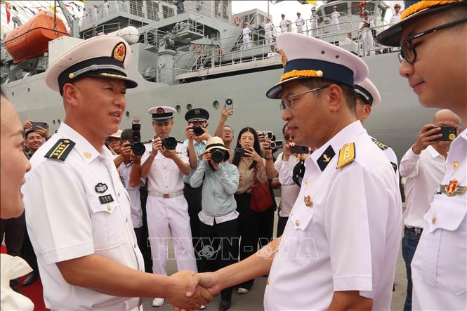 Đại tá Phạm Tiến Dũng (phải), Phó Tham mưu trưởng Vùng 2 Hải quân Việt Nam và Đại tá Hứa Kiến Quốc (trái), Chỉ huy Biên đội 83 Hải quân Trung Quốc. Ảnh: Xuân Khu-TTXVN
