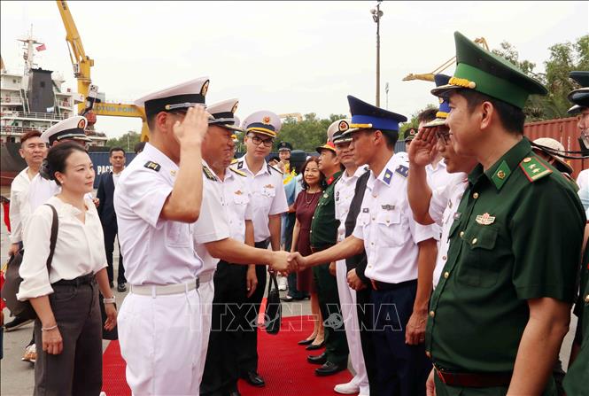Cán bộ, chiến sỹ Quân đội nhân dân Việt Nam đón nhóm Chỉ huy Biên đội tàu 83. Ảnh: Xuân Khu-TTXVN