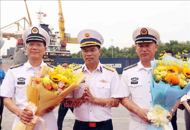 Đại tá Phạm Tiến Dũng (giữa), Phó Tham mưu trưởng Vùng 2 Hải quân Việt Nam đón nhóm Chỉ huy Biên đội 83 Hải quân Trung Quốc. Ảnh: Xuân Khu-TTXVN