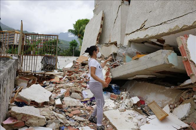 Tòa nhà bị phá hủy sau động đất tại La Guaira, Venezuela. Ảnh: THX/TTXVN phát
