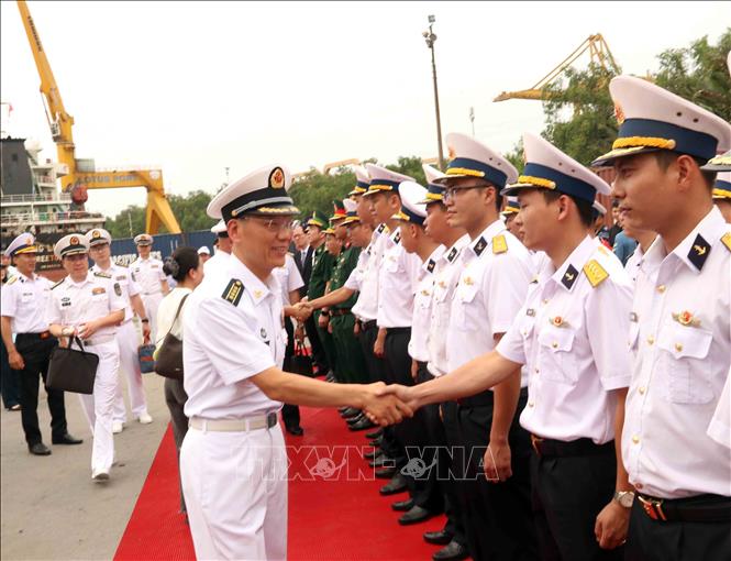 Cán bộ, chiến sĩ Quân đội nhân dân Việt Nam đón nhóm Chỉ huy Biên đội tàu 83. Ảnh: Xuân Khu - TTXVN