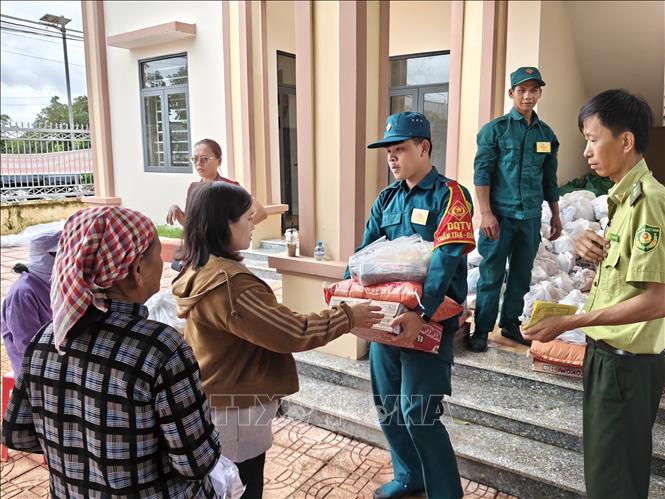 Ngoài khám bệnh miên xphis, người dân còn được tặng quà. Ảnh: K GỬIH - TTXVN