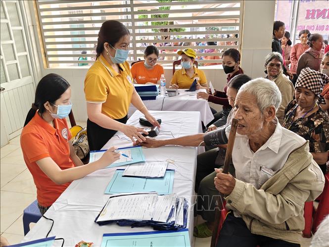 Các y, bác sĩ khám bệnh cho người dân. Ảnh: K GỬIH - TTXVN