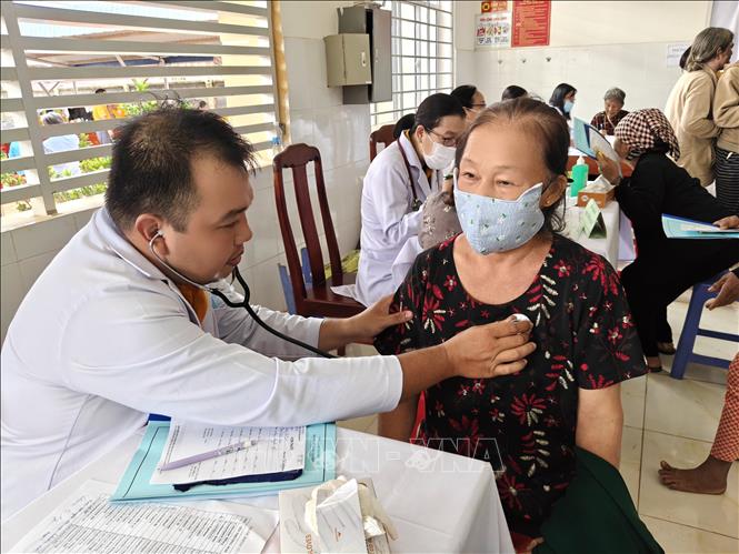 Các y, bác sĩ khám bệnh cho người dân. Ảnh: K GỬIH - TTXVN
