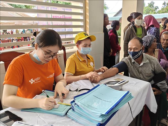 Các y, bác sĩ khám bệnh cho người dân. Ảnh: K GỬIH - TTXVN