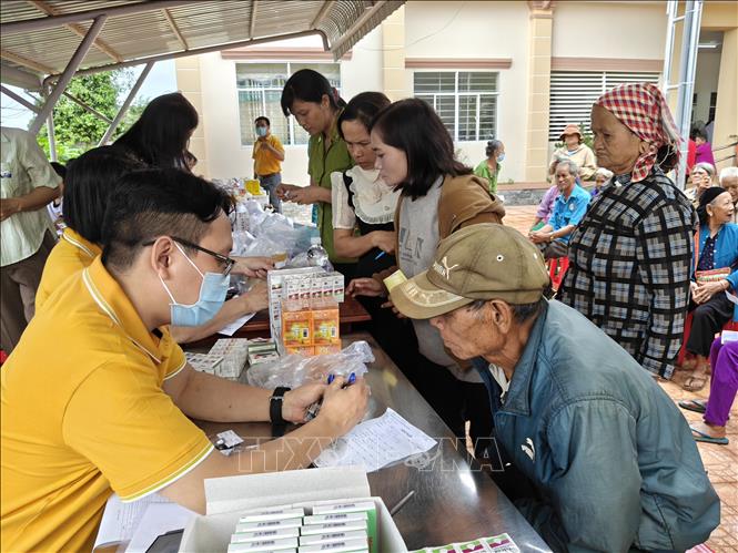Các y, bác sĩ tư vấn sức khỏe cho người dân. Ảnh: K GỬIH - TTXVN