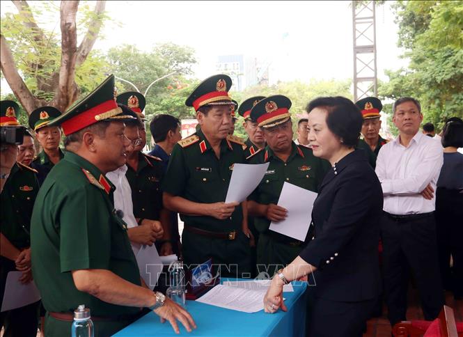 Phó Thủ tướng Phạm Thị Thanh Trà chỉ đạo công tác chuẩn bị Lễ triển khai tìm kiếm, quy tập hài cốt liệt sĩ tại Công viên Lê Thị Riêng. Ảnh: Xuân Khu - TTXVN