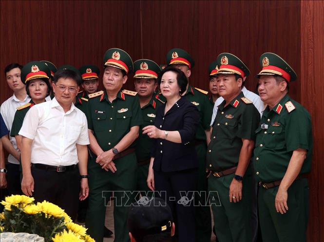 Phó Thủ tướng Phạm Thị Thanh Trà kiểm tra công tác bố trí nhà quàn hài cốt liệt sĩ tại Công viên Lê Thị Riêng. Ảnh: Xuân Khu - TTXVN