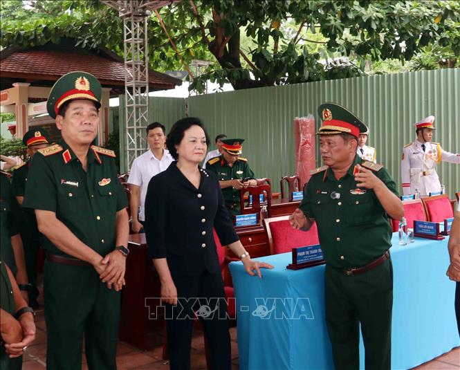 Thiếu tướng Trần Chí Tâm (phải), Phó Chính ủy Quân khu 7, Trưởng Ban Chỉ đạo Quân khu 7 báo cáo Phó Thủ tướng Phạm Thị Thanh Trà về công tác chuẩn bị Lễ triển khai tìm kiếm, quy tập hài cốt liệt sĩ tại Công viên Lê Thị Riêng. Ảnh: Xuân Khu - TTXVN
