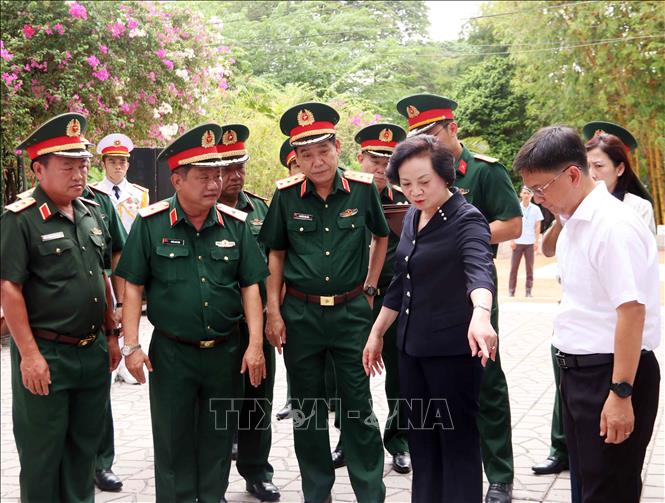 Phó Thủ tướng Phạm Thị Thanh Trà kiểm tra chi tiết từng vị trí đứng của các lãnh đạo Đảng, Nhà nước tại lễ dâng hoa, dâng hương tưởng niệm tại Tượng đài Cố Tổng Bí thư Trần Phú và Bia tưởng niệm các Anh hùng liệt sĩ sẽ diễn ra sáng 6/7. Ảnh: Xuân Khu - TTXVN
