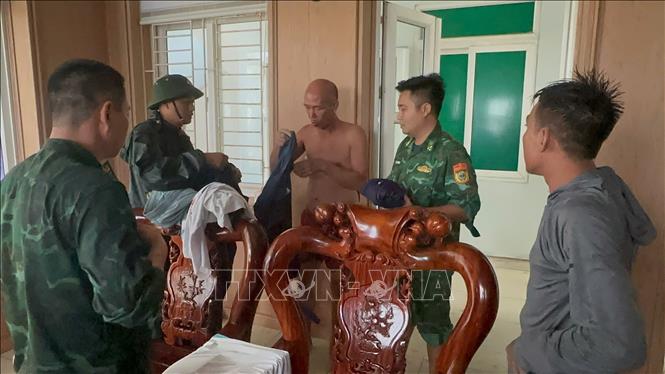 Hiện sức khỏe các thuyền viên ổn định, được Đồn Biên phòng Trà Cổ hỗ trợ, phục hồi sức khỏe. Ảnh: TTXVN phát