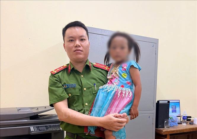 Cháu bé đươc giải cứu an toàn. Ảnh: TTXVN phát