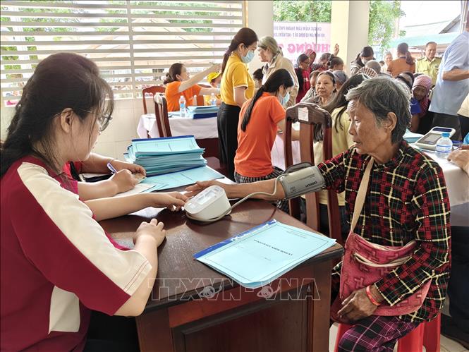 Các y, bác sĩ khám bệnh cho người dân. Ảnh: K GỬIH - TTXVN