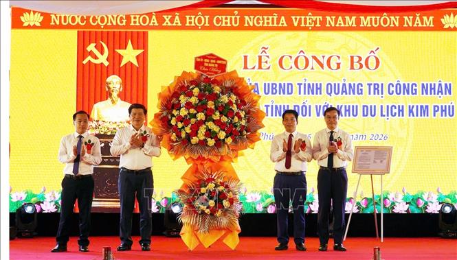Ông Trần Vũ Khiêm (Thứ 2 từ trái sang), Phó Bí thư Thường trực Tỉnh ủy, Trưởng Đoàn đại biểu Quốc hội tỉnh Quảng Trị đã tặng hoa chúc mừng Đảng bộ, chính quyền và nhân dân xã Kim Phú. Ảnh: TTXVN phát 