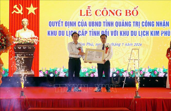 Phó Chủ tịch UBND tỉnh Quảng Trị Hoàng Xuân Tân (bên trái) trao Quyết định của UBND tỉnh công nhận Khu du lịch Kim Phú là Khu du lịch cấp tỉnh. Ảnh: TTXVN phát