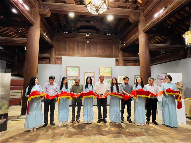 Các đại biểu và Ban tổ chức thực hiện nghi thức khai mạc triển lãm “Quốc Tử Giám trong nghệ thuật”. Ảnh: Tuyết Mai - TTXVN 
