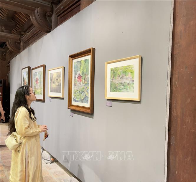 Khán giả chiêm ngưỡng các tác phẩm trưng bày tại triển lãm “Quốc Tử Giám trong nghệ thuật”.  Ảnh: Tuyết Mai - TTXVN 