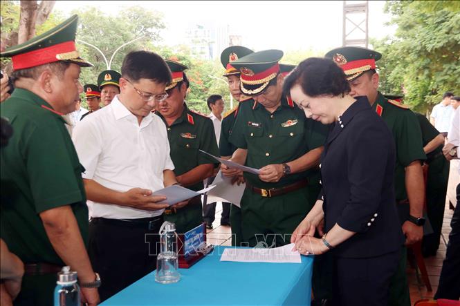 Phó Thủ tướng Phạm Thị Thanh Trà kiểm tra kịch bản tổ chức Lễ triển khai tìm kiếm, quy tập hài cốt liệt sĩ tại Công viên Lê Thị Riêng. Ảnh: Xuân Khu - TTXVN