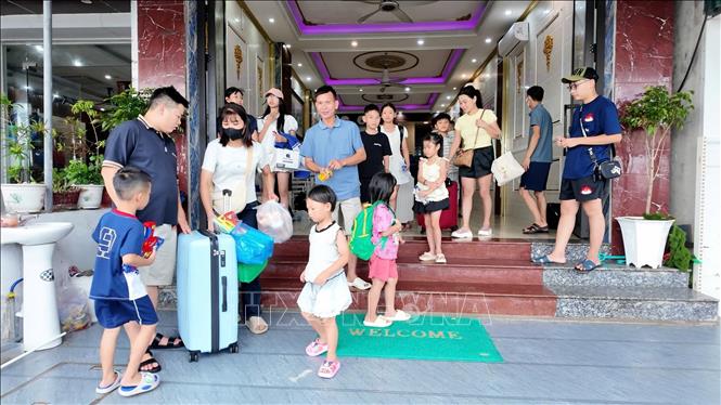 Các du khách chuẩn bị lên tàu trở về đất liền. Ảnh: Thu Báu/TTXVN phát