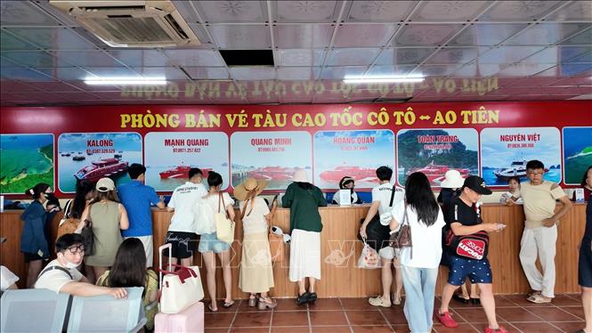 Các du khách mua vé để ra tàu trở về đất liền. Ảnh: Thu Báu/TTXVN phát