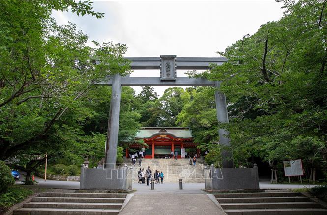 Cánh cổng Torii dẫn vào lối vào khu đền thờ chính. Ảnh: Xuân Giao - PV TTXVN tại Nhật Bản