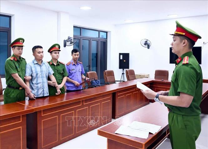 Cơ quan Cảnh sát điều tra Công an tỉnh Tuyên Quang thi hành Lệnh giữ người trong trường hợp khẩn cấp đối với Nguyễn Hà Duy. Ảnh: TTXVN phát