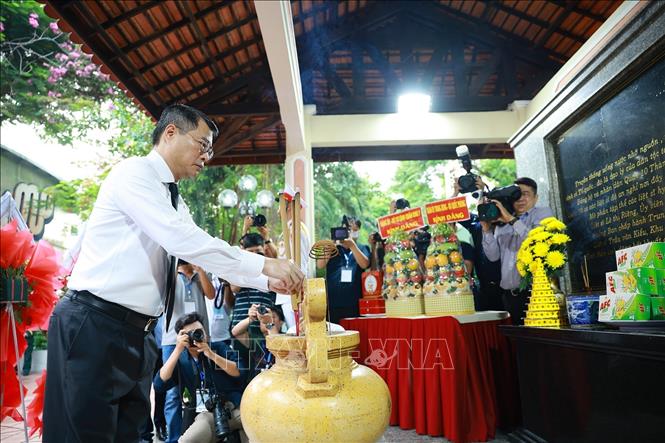 Thủ tướng Lê Minh Hưng dâng hoa, dâng hương tại bia tưởng niệm các Anh hùng liệt sĩ tại Công viên Lê Thị Riêng. Ảnh: Dương Giang - TTXVN 
