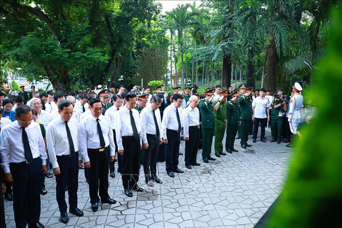 Thủ tướng Lê Minh Hưng dâng hoa, dâng hương tại tượng đài Cố Tổng Bí thư Trần Phú và bia tưởng niệm các Anh hùng liệt sĩ tại Công viên Lê Thị Riêng. Ảnh: Dương Giang - TTXVN 
