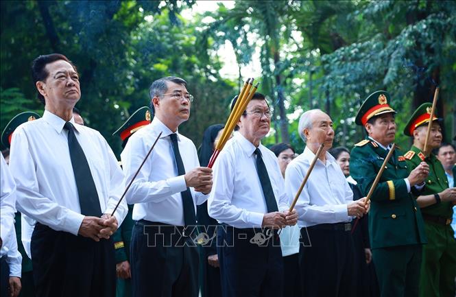 Thủ tướng Lê Minh Hưng dâng hoa, dâng hương tại tượng đài Cố Tổng Bí thư Trần Phú và bia tưởng niệm các Anh hùng liệt sĩ tại Công viên Lê Thị Riêng. Ảnh: Dương Giang - TTXVN 

