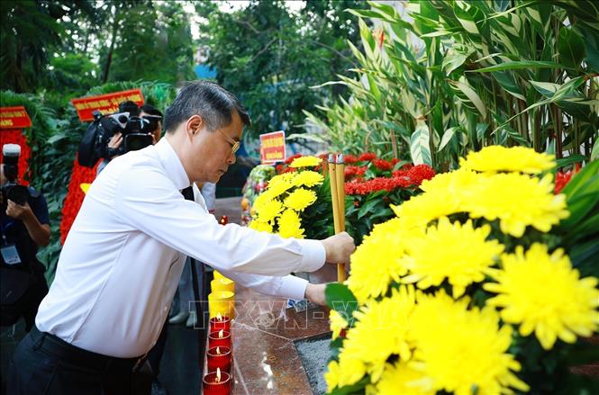 Thủ tướng Lê Minh Hưng dâng hoa, dâng hương tại tượng đài Cố Tổng Bí thư Trần Phú và bia tưởng niệm các Anh hùng liệt sĩ tại Công viên Lê Thị Riêng. Ảnh: Dương Giang - TTXVN 
