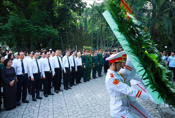 Thủ tướng Chính phủ Lê Minh Hưng dâng hoa, dâng hương tại tượng đài Cố Tổng Bí thư Trần Phú và bia tưởng niệm các Anh hùng liệt sĩ tại Công viên Lê Thị Riêng. Ảnh: Dương Giang -TTXVN 
