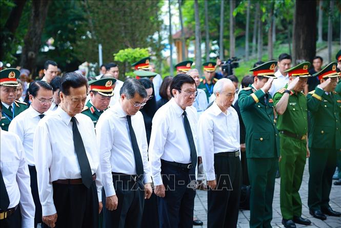 Thủ tướng Chính phủ Lê Minh Hưng dâng hoa, dâng hương tại tượng đài Cố Tổng Bí thư Trần Phú và bia tưởng niệm các Anh hùng liệt sĩ tại Công viên Lê Thị Riêng. Ảnh: Dương Giang -TTXVN 
