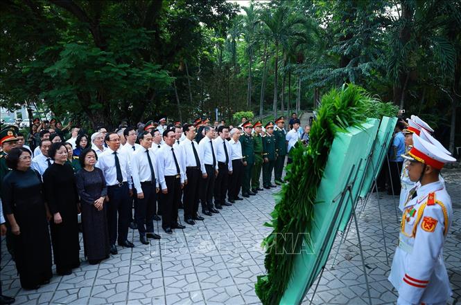 Thủ tướng Lê Minh Hưng dâng hoa, dâng hương tại tượng đài Cố Tổng Bí thư Trần Phú và bia tưởng niệm các Anh hùng liệt sĩ tại Công viên Lê Thị Riêng. Ảnh: Dương Giang - TTXVN 
