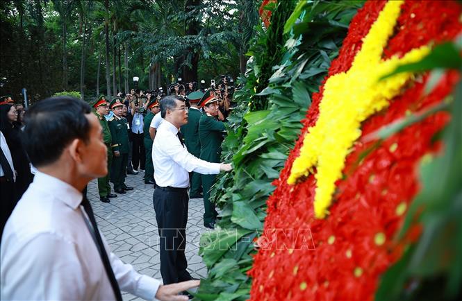 Thủ tướng Chính phủ Lê Minh Hưng dâng hoa, dâng hương tại Tượng đài Cố Tổng Bí thư Trần Phú và Bia tưởng niệm các Anh hùng liệt sĩ tại Công viên Lê Thị Riêng. Ảnh: Dương Giang -TTXVN 
