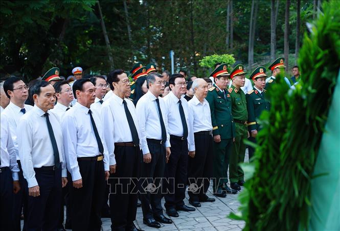 Thủ tướng Chính phủ Lê Minh Hưng dâng hoa, dâng hương tại Tượng đài Cố Tổng Bí thư Trần Phú và Bia tưởng niệm các Anh hùng liệt sĩ tại Công viên Lê Thị Riêng. Ảnh: Dương Giang -TTXVN 
