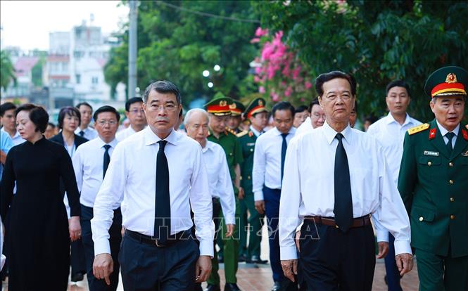Thủ tướng Chính phủ Lê Minh Hưng đến dâng hoa, dâng hương tại Tượng đài Cố Tổng Bí thư Trần Phú và Bia tưởng niệm các Anh hùng liệt sĩ tại Công viên Lê Thị Riêng. Ảnh: Dương Giang-TTXVN 
