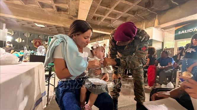 Quân y Ấn Độ thăm khám cho trẻ em tại khu vực cứu trợ khẩn cấp ở Venezuela. Ảnh: Bộ Ngoại giao Ấn Độ/TTXVN phát