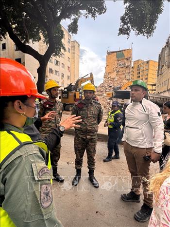 Lực lượng cứu hộ Ấn Độ phối hợp với nhà chức trách Venezuela tại hiện trường tòa nhà bị sập sau động đất. Ảnh: Bộ Ngoại giao Ấn Độ/TTXVN phát