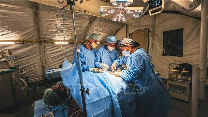 Các bác sĩ quân y Ấn Độ tiến hành phẫu thuật trong bệnh viện dã chiến tại Venezuela. Ảnh: Bộ Ngoại giao Ấn Độ/TTXVN phát