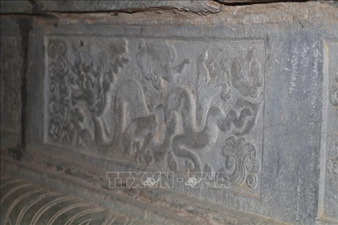 Các hoa văn trang trí trên Bệ đá Long Hoa, xã Liêm Hà, tỉnh Ninh Bình mang phong cách tinh xảo, bố cục cân đối, thể hiện tư duy thẩm mỹ hài hòa giữa yếu tố trang trí và tính biểu tượng tâm linh. Ảnh: Thùy Dung - TTXVN
