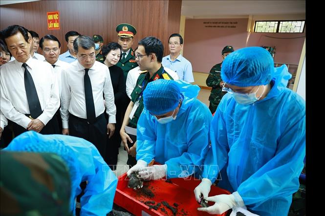 Thủ tướng Lê Minh Hưng kiểm tra công tác tìm kiếm, quy tập hài cốt liệt sĩ tại Công viên Lê Thị Riêng, phường Hòa Hưng, T.P Hồ Chí Minh. Ảnh: Dương Giang-TTXVN
