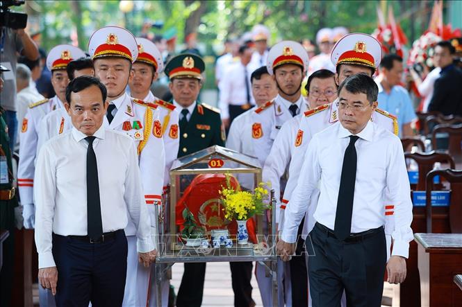 Thủ tướng Lê Minh Hưng đưa hài cốt liệt sĩ tại Công viên Lê Thị Riêng, phường Hòa Hưng, T.P Hồ Chí Minh về nơi quy tập. Ảnh: Dương Giang-TTXVN
