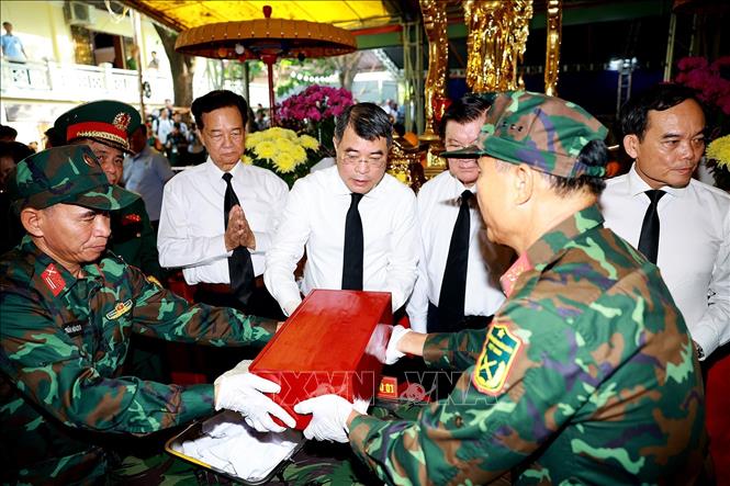 Thủ tướng Lê Minh Hưng tham gia cùng lực lượng tìm kiếm, quy tập hài cốt liệt sĩ tại Công viên Lê Thị Riêng, phường Hòa Hưng, T.P Hồ Chí Minh. Ảnh: Dương Giang-TTXVN
